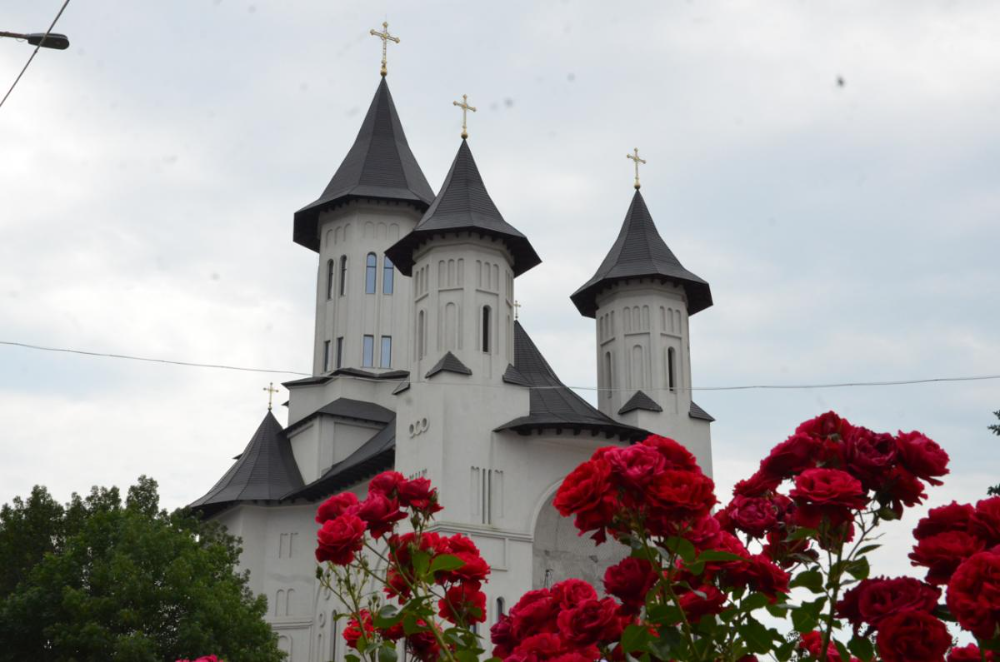 Catedrala „Învierea Domnului” din Fălticeni, sfințită în prezența a 3000 de credincioși | Doxologia Eiffel Tower, Mansions, House Styles, Building, Landmarks, Travel, Decor, Viajes, Decoration