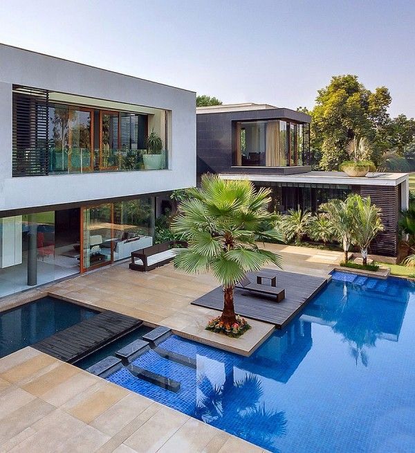 Das luxuriöse zeitgenössische Haus in Neu-Delhi setzt das Naturzentrum in Szene - Garten Design