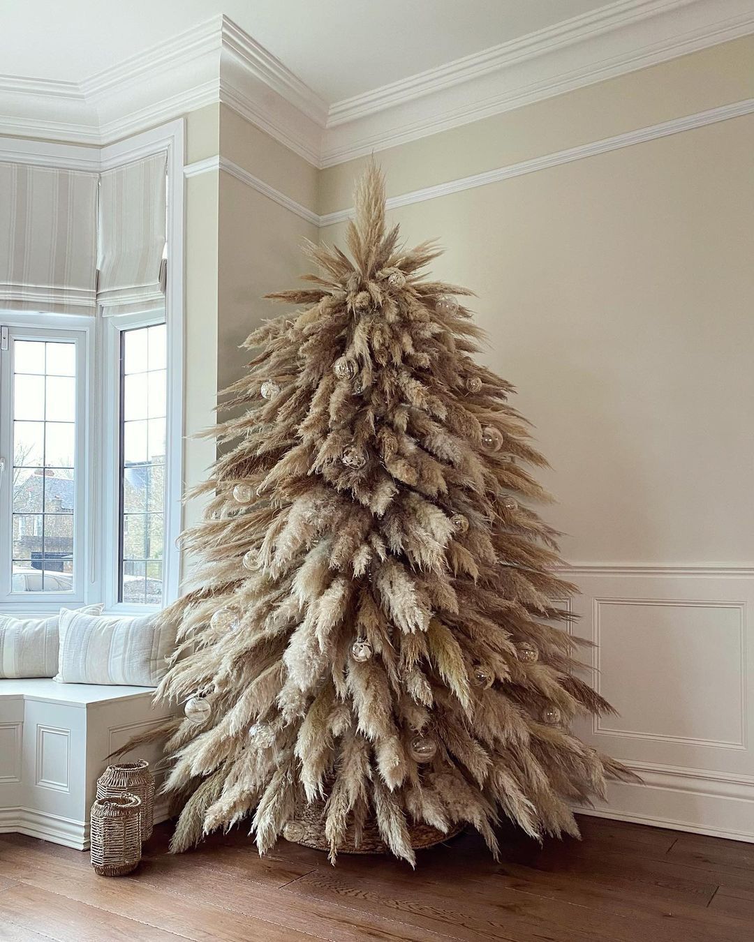 Our latest boho holiday decor obsession? Christmas trees covered in flowers! Dried flowers (and maybe a few faux blooms) are easy to decorate and total showstoppers. Get inspired with our favorite floral trees only on Green Wedding Shoes! Floral Christmas Tree, Christmas Inspo, Beautiful Christmas Trees, Christmas Inspiration, Xmas Tree, Christmas Cheer, Christmas Home, Christmas Holidays, Pampas Christmas Tree Decor