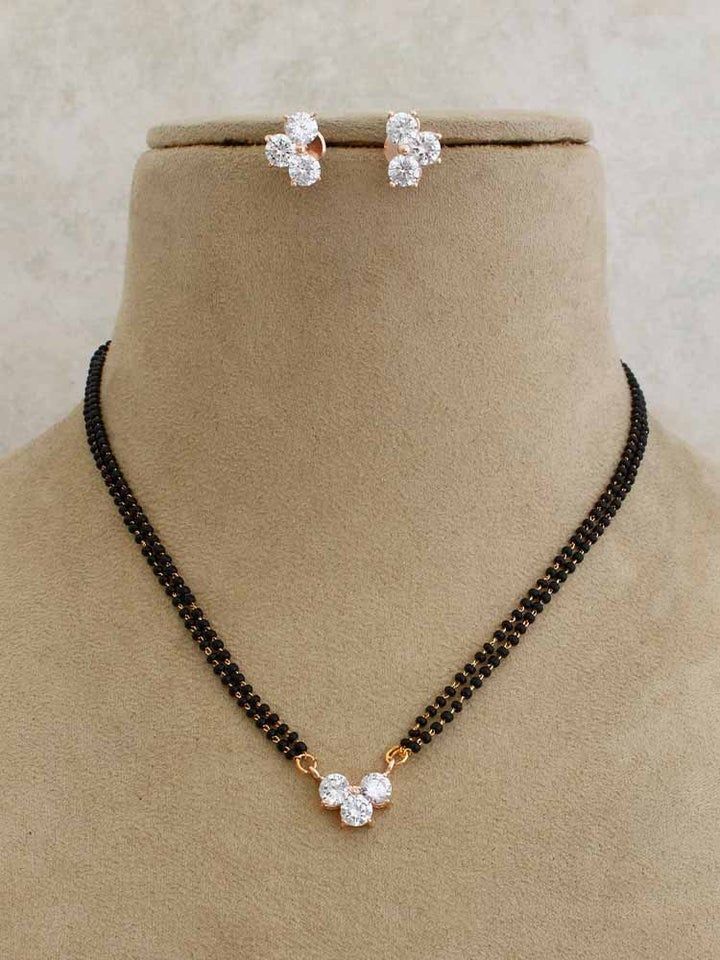 Jewelry Set Design, Jewelry Design Earrings, Fashion Earrings, Beaded Jewelry, Fashion Jewelry, Bead Jewellery, Diamond Mangalsutra, Gold Mangalsutra Designs, Gold Ring Designs