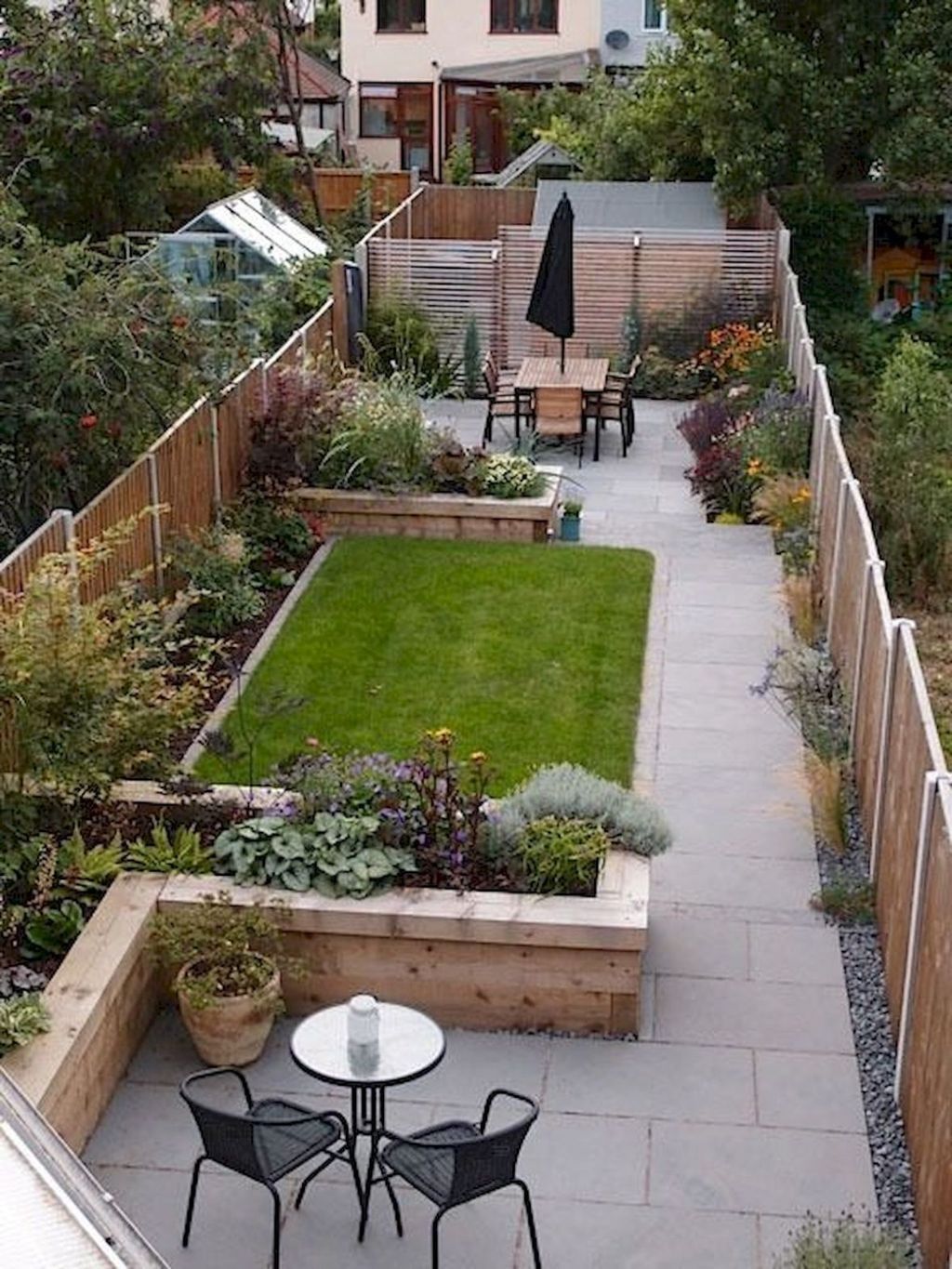 The right choice of colours and plants More depth in the small