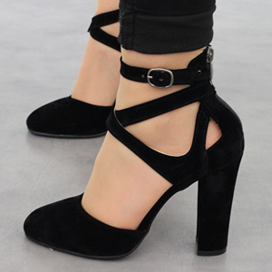 Sandália/sapato alto preto | Saltos pretos, Sapatos salto, Sapatos altos