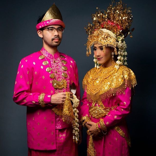 Baju Adat Sumatera Selatan dengan Nuansa pink dan gold - Aesan Pasangko