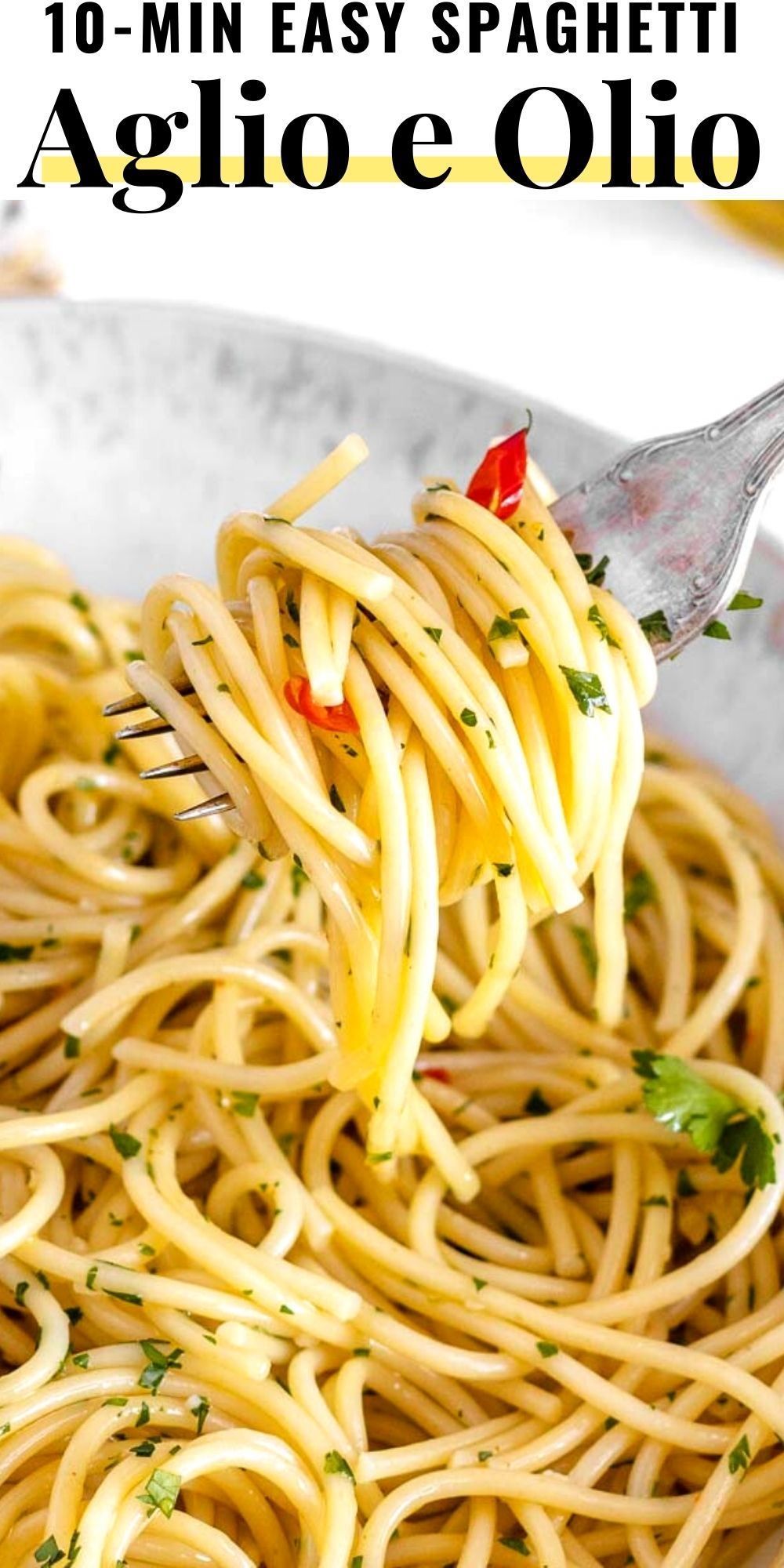 Garlic and oil pasta is an Italian pasta recipe that originated in the south of Italy, most probably around the Naples area, and that is now famous all over the world for its simplicity and taste.The recipe is a "low-budget" version of another southern-Italian recipe, spaghetti with mussels, where the sauce is made with the same basic ingredients: plenty of extra virgin olive oil, fresh garlic, chili peppers or red pepper flakes, and a sprinkle of finely chopped parsley on top. Italian Pasta Dishes, Italian Pasta Recipes, Vegetarian Recipes Dinner, Olive Oil Pasta Sauce, Pasta Aglio E Olio, Pasta Types, Plant Based Recipes Easy, Easy Spaghetti, Filling Recipes