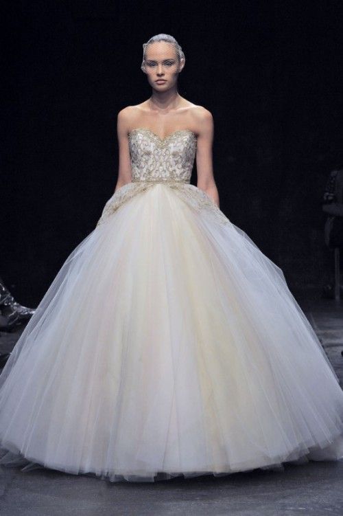 vestido de novia corte princesa con tirantes discretos y falda con