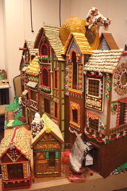 Gingerbread-houses-village Gingerbread House Cookies, Gingerbread Village, Christmas Gingerbread House, Christmas Cake, Gingerbread Man, Christmas Crafts, Christmas Decorations, Xmas, Ginger House