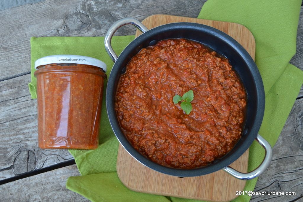 Sos ragu alla bolognese. Sos bolognese pentru paste este preparat din carne tocata cu suc de rosii si arome specifice. Un ragout care se combina cu paste Marinara, Ragu, Edam, Vinaigrette Dressing, Pancetta, Canning Recipes, Bologna, Recepies