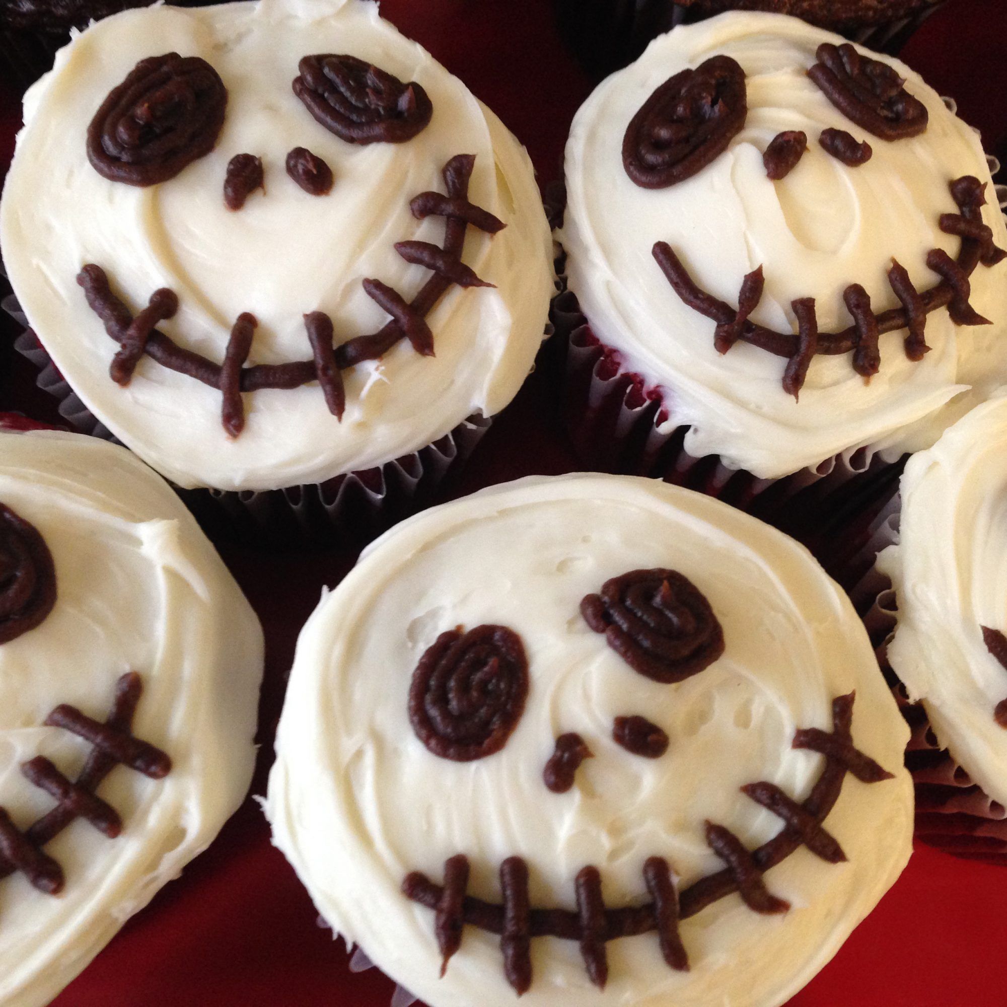 21 Kid Friendly Halloween Treats With Freaky Faces Skull Cupcakes Cupcake Recipes Kids Halloween Food