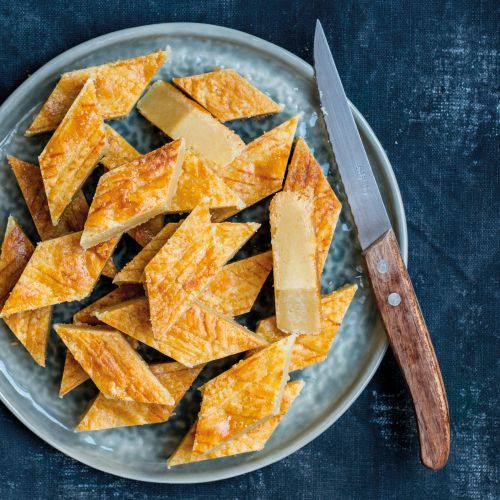 Recept: Boterkoekblokjes, uit het kookboek 'Koekjesbijbel' van Rutger van den Broek - okoko recepten Homemade Biscuits From Scratch, Cookie Recipes, Snack Recipes, New Years Eve Food, American Cookie, Chewy Chocolate Chip Cookies, Cookie Pie, No Bake Cookies, Pastry