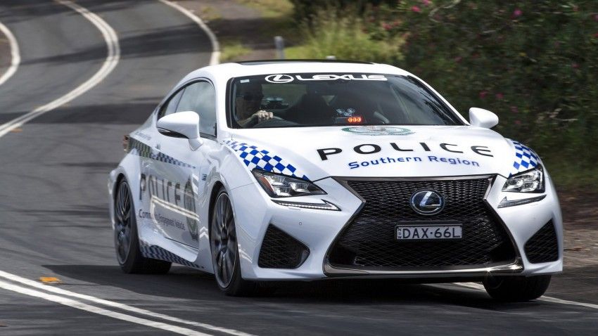 Politiet i Australien er vilde med hurtige biler. Deres