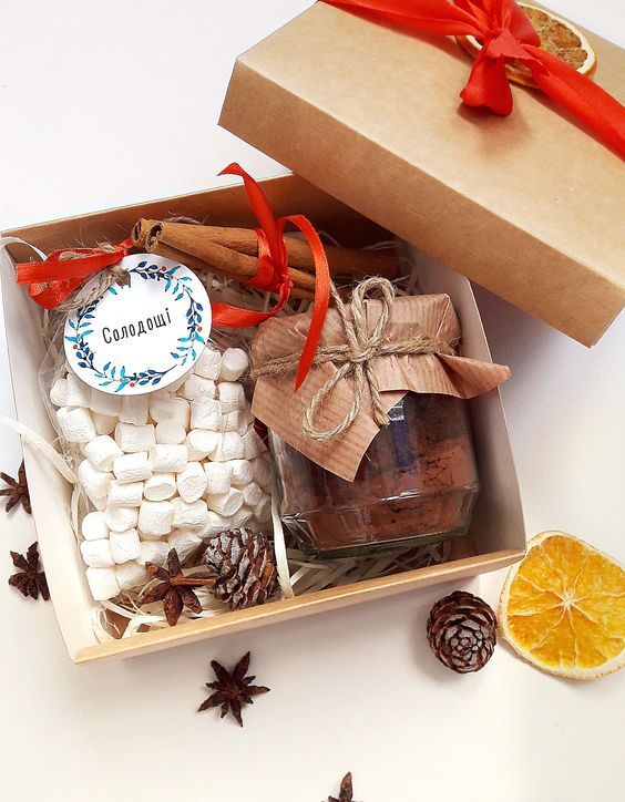 Super cute DIY gift ideas for BAE | Gifts ideas for girlfriend | Christmas gift ideas | Customized gifts | Hot Chocolate in a box | Marshmallows and cocoa in a jar | Gift for him ideas | Valentines gifts | DIY gifts | Image source: sweetmeet.com | Every Indian bride’s Fav. Wedding E-magazine to read. Here for any marriage advice you need | www.wittyvows.com shares things no one tells brides, covers real weddings, ideas, inspirations, design trends and the right vendors, candid photographers etc. Easy Diy Gifts, Diy Gift Box, Homemade Gifts, Gifts In A Box, Custom Gift Boxes, Creative Gifts, Christmas Hamper, Christmas Box, Diy Christmas Gifts