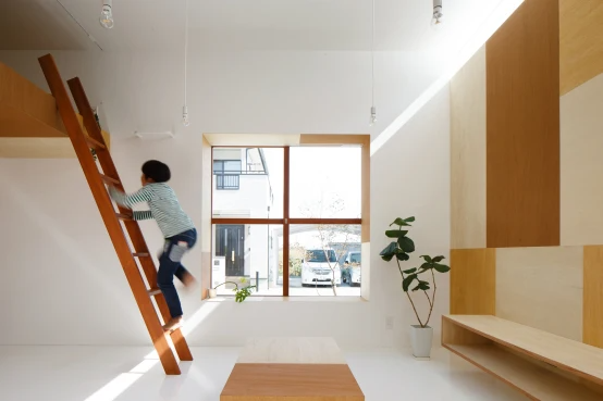 真壁 しんかべ とは 古くから日本の建築に用いられてきた壁のつくりで 柱や梁などの建物の軸組が表面に見える壁となります 一方 大壁 おおかべ とは 柱や梁がパネルなどで覆い隠されて表面に見えないフラットな壁のことを言います 今回は 真壁と大壁を比較し 真壁 しんかべ とは 古くから日本の建築に用いられてきた壁のつくりで 柱や梁などの建物の軸組が表面に見える壁となります 一方 大壁 おおかべ とは 柱や梁がパネルなどで覆い隠されて表面に見えないフラットな壁のことを言います 今回は 真壁と大壁を比較し