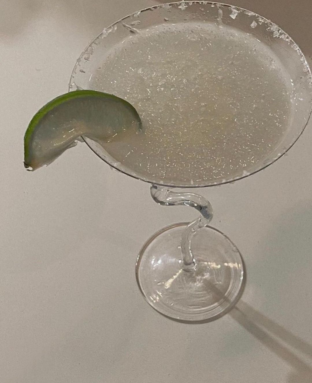 Fancy Drinks, Pretty Drinks, Pretty Food, Mood Drinks, Green Aesthetic, Aesthetic Food, Wine And Dine, Mood Board, Vision Board