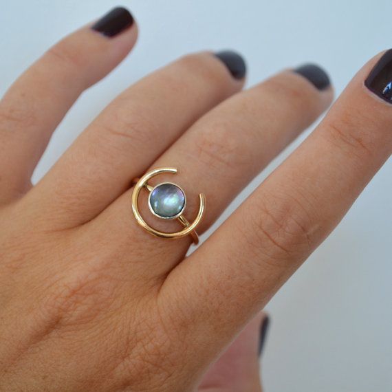 Articles similaires à Coquillage noir Orb bague, bague en argent massif, bague de pierres précieuses rondes, cercle argent bague, bague croissant, bague en nacre de Tahiti sur Etsy