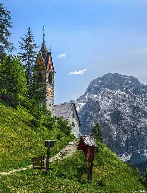 La Valle, Wengen, La Val: La chiesetta di Santa Barbara, come sfondo le maestose pareti del Sasso Croce - Kreuzkofel (2)