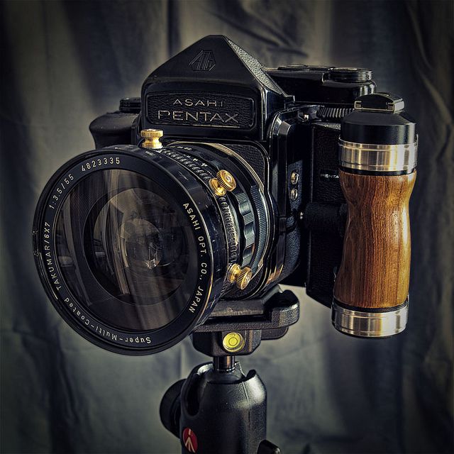 Just dicking around while taking pictures of other stuff. This is a Pentax 67 with an old (single switch) Asahi Pentax TTL Penta Prism, Wooden left hand Grip, Custom made black Sugru right hand grip, and a Takumar SMC 55mm f3.5 lens with a DIY quick focus ring (pipe clamp and lamp knobs) Dslr Photography Tips, Photography Equipment, Pregnancy Photography, Film Photography, Landscape Photography, Wedding Photography, Photography Challenge, Fashion Photography, Antique Cameras