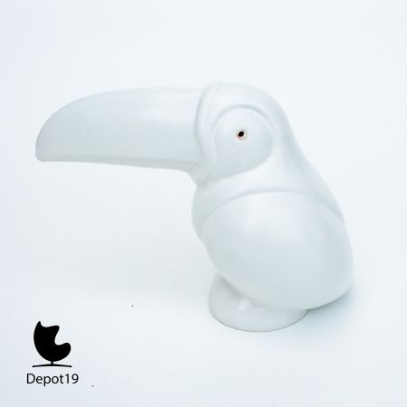 Decoratief keramieken sculptuur van een Toekan in Jan Schonk Style zoals ze werden gemaakt bij de Plateelbakkerij Ivora in Gouda in de jaren 30. Dit beeld is niet gemerkt en is waarschijnlijk uit de jaren 70. Bij www.depot19.com Gouda, Toucans, Vintage, Design, Style, Swag, Vintage Comics, Outfits