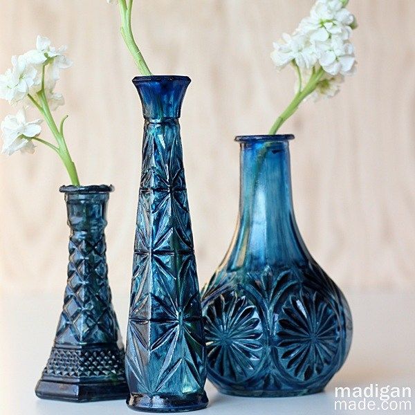 Easy DIY Painted $1 Glass Vase - Provident Home Design Colored Glass Vases, Blue Glass Vase, Cobalt Glass, Glass Art, Cobalt Blue, Diy Painted Vases, Diy Vase, Vase Centerpieces, Vase Crafts