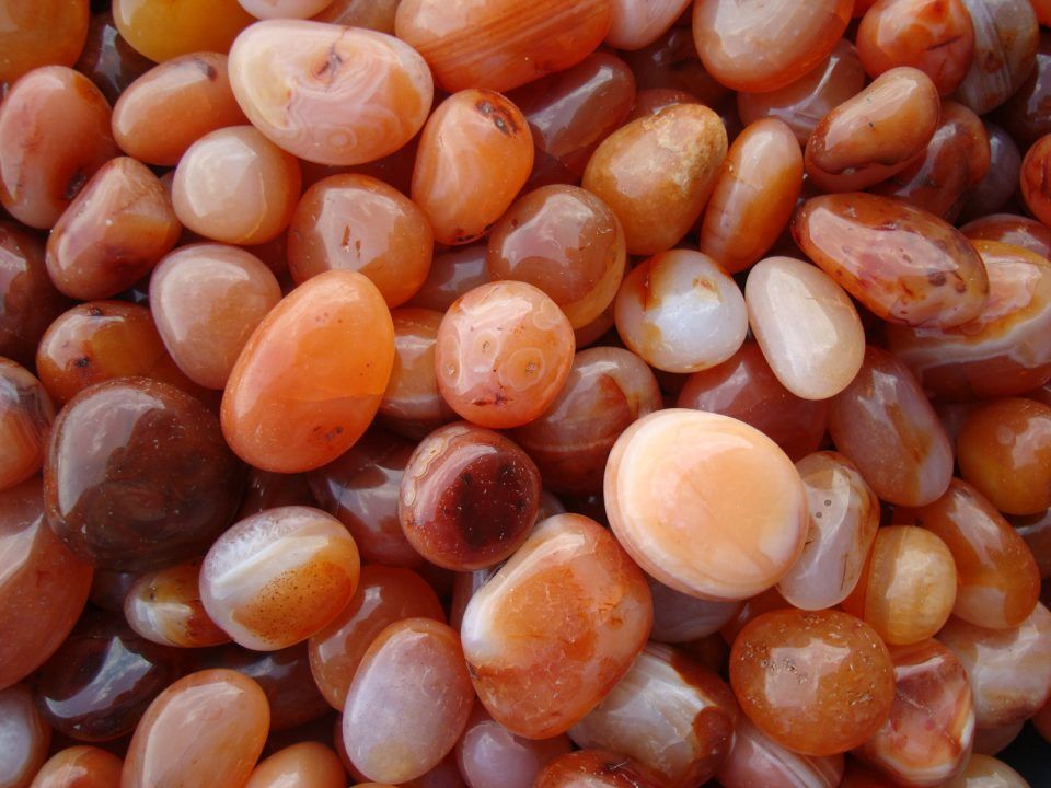 Taşların iyileştirici etkileri olduğu bilinmekle beraber hangi taş neye iyi gelir çok fazla bilinmez. Bundan sonra takı seçerken veya eşinize hediye bir kolye Reiki, Karma Yoga, Orange Crystals, Pretty Rocks, Persimmon, Minerals Crystals, Color Combos, Natural Stones, Mantra