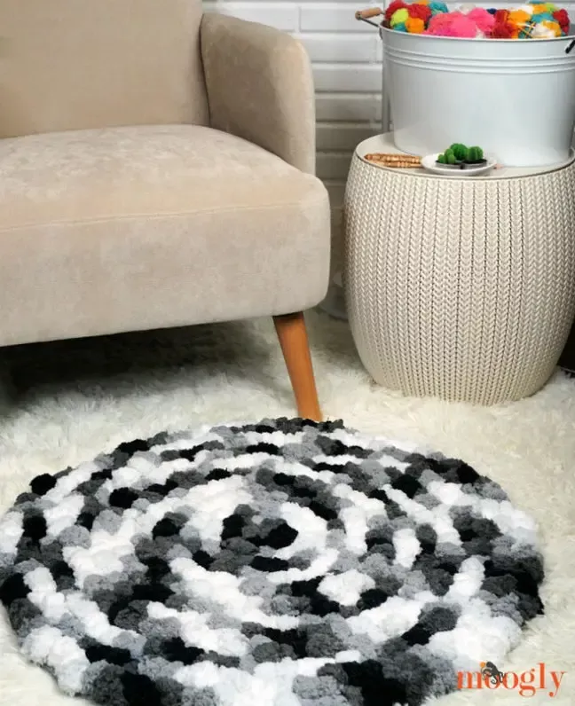 Easy Crochet Rug Patterns, Diy Crochet Rug, Knit Rug, Crochet Carpet, Quick Crochet, Free Crochet Pattern, Crochet Ideas, Mandala Crochet, Crochet Flower