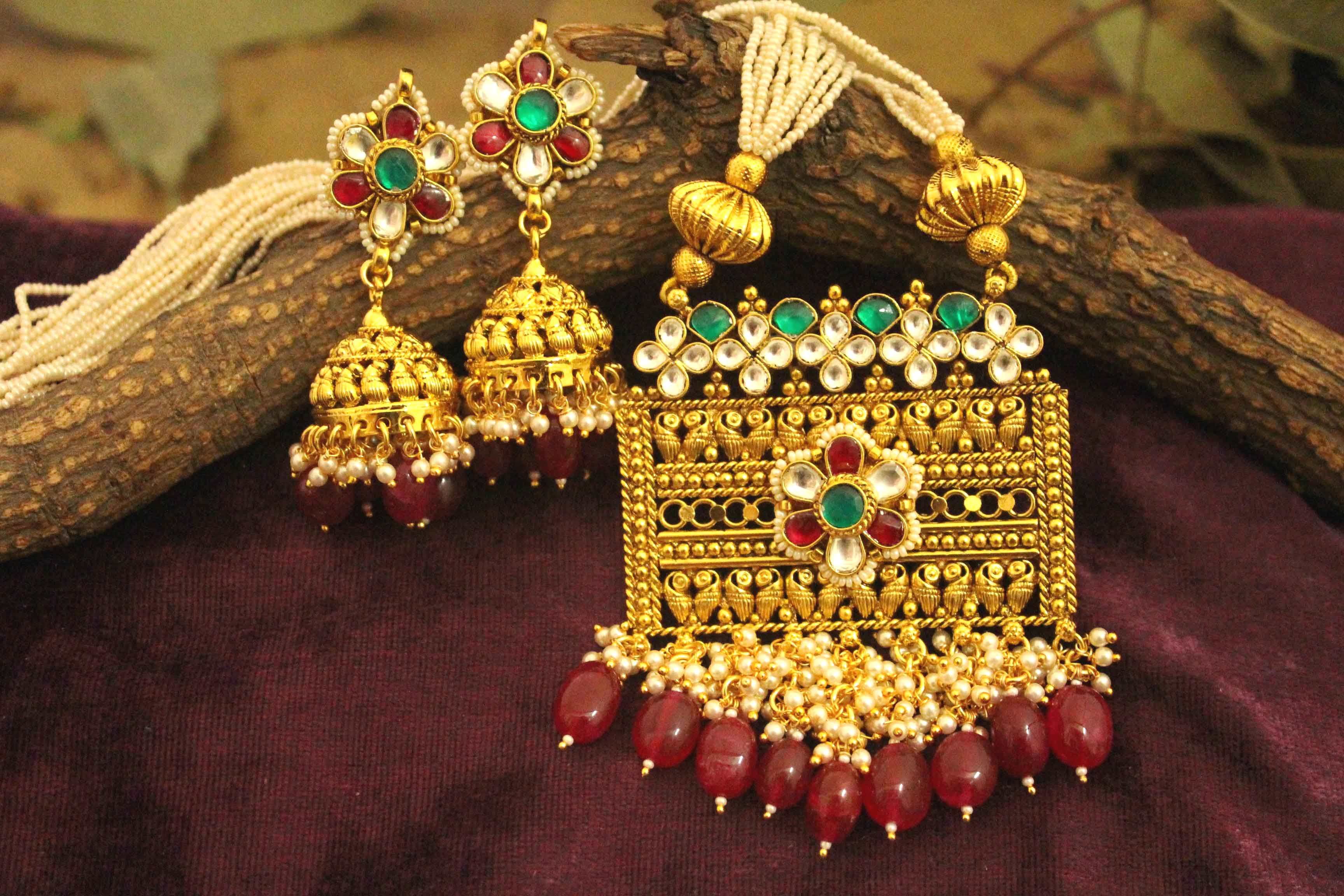 Dwarkesh jewels represents kundan Designer set with pure Indian traditional Designs. Kundan is the true beauty of jewelry which provides complete look to the wedding attire. It is specially designed kundan set and it is based on copper. Gold Temple Jewellery, Pure Gold Jewellery, Indian Jewellery Design, White Gold Jewelry, India Jewelry, Jewelry Design, Unique Jewelry, Jewerly Set, Beaded Jewelry