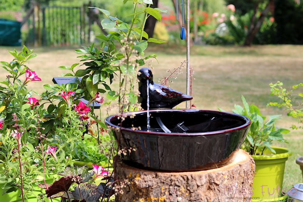 Une jolie fontaine solaire zen extérieure en démonstration - fontaine a eau exterieur solaire Une jolie fontaine solaire zen extérieure en démonstration - fontaine a eau exterieur solaire