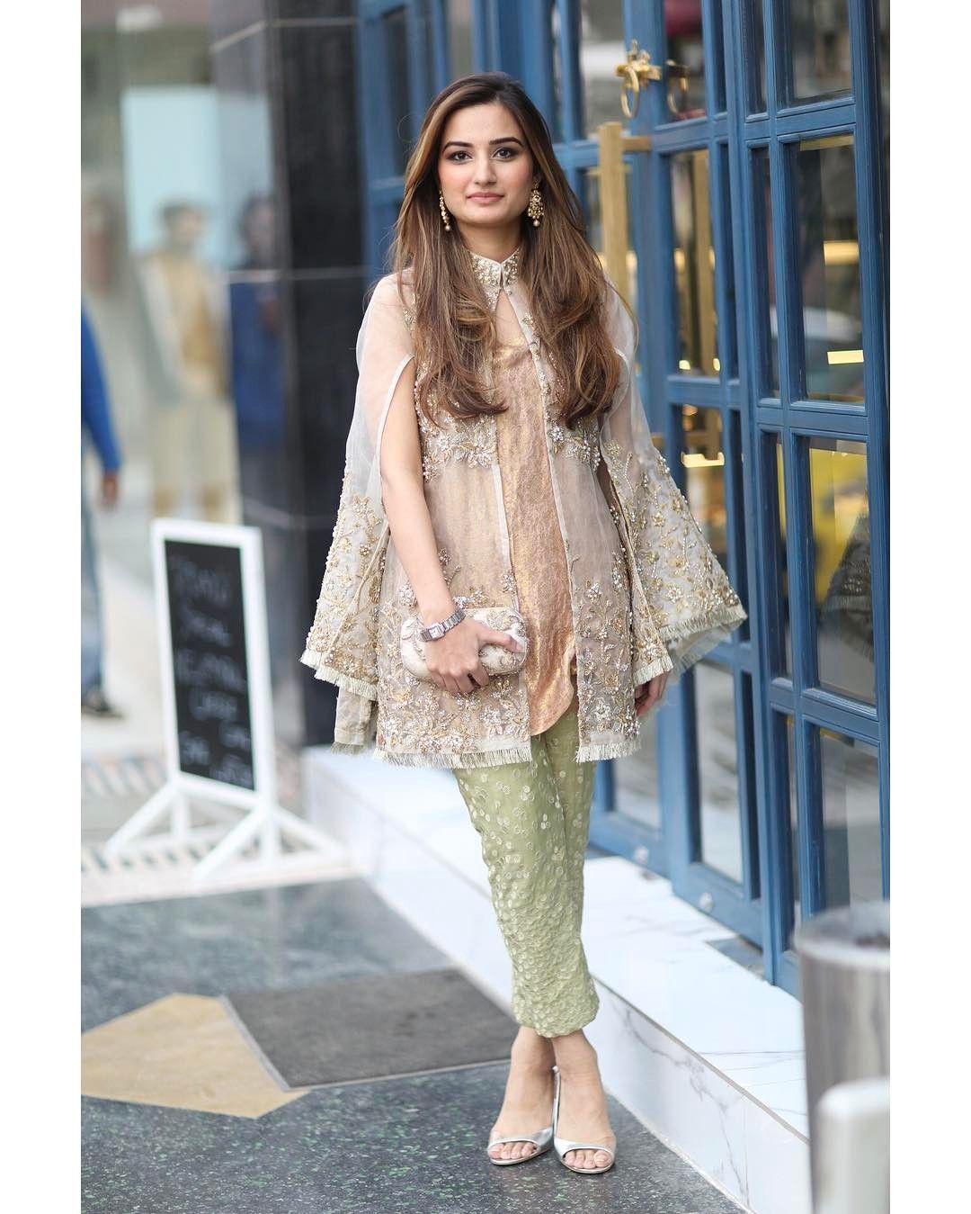 Pin By Aqsa Zaib On Clothing Velvet Dress Designs Pakistani Dress Design Shadi Dresses
