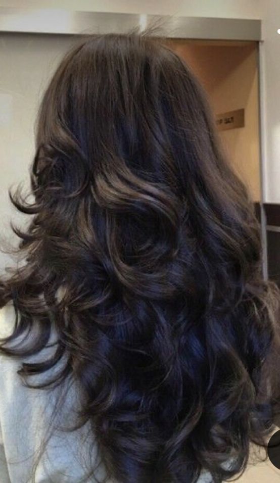 Wavy hairs are round. However, In wavy hair, the way that is cells divide and produced certain proteins in asymmetrical and correlates with the bends in the curve follicle. #longcurlyhair 😍#curlyhair #hairology https://youtu.be/xkObcY0xjhc Hairstyles For Layered Hair, Haircuts For Medium Hair, Haircuts Straight Hair, 90s Hairstyles, Layered Haircuts, Layers For Wavy Hair, 90s Long Layered Hair, Haircut Wavy Hair, Thick Curly Haircuts