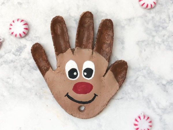 4 entzückende Salzteig-Handabdruck-Verzierungen, die Sie dieses ... Reindeer Handprint Ornament