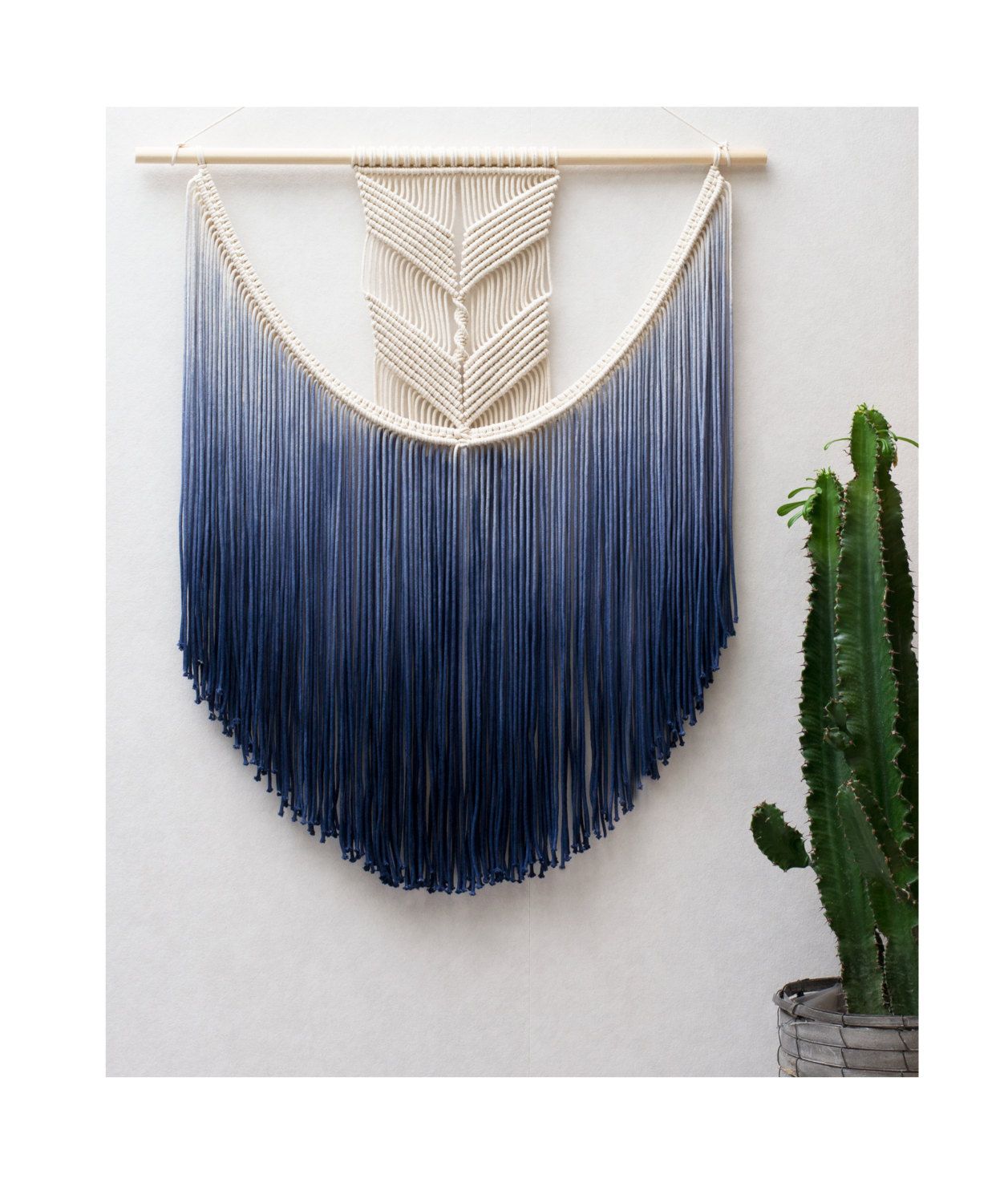 Diese wunderschöne Makramee-Wandhängung ist handgemacht, Hand-gefärbt in dunkelblauem Macrame Baumwollkordel. Macrame Diy, Macrame Ideas, Modern Macrame, Macrame Tutorial, Macrame Design, Macrame Projects, Macrame Knots, Macrame Patterns, Macrame Cord