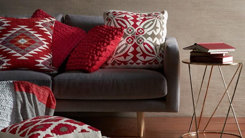 40 Tips To Mix And Match Cushions Like A Pro Decorating Dining Awesome Pillow Decorating Tips 40 Tips To Mix And Match Cushions Like A Pro Decorating Dining Awesome Pillow Decorating Tips