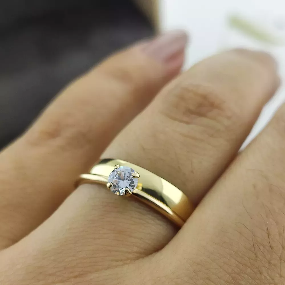 O par de Alianças de Casamento Thaïs é fabricado com Ouro 18K Amarelo, possuindo 4mm de largura, e pesa aproximadamente 4g.Possui a parte externa Arredondada e o conforto Reto Wedding Rings, Engagement Rings, Jewelry, Products, Wedding Bands, Estate Engagement Ring, Yellow, Creature Comforts, Enagement Rings