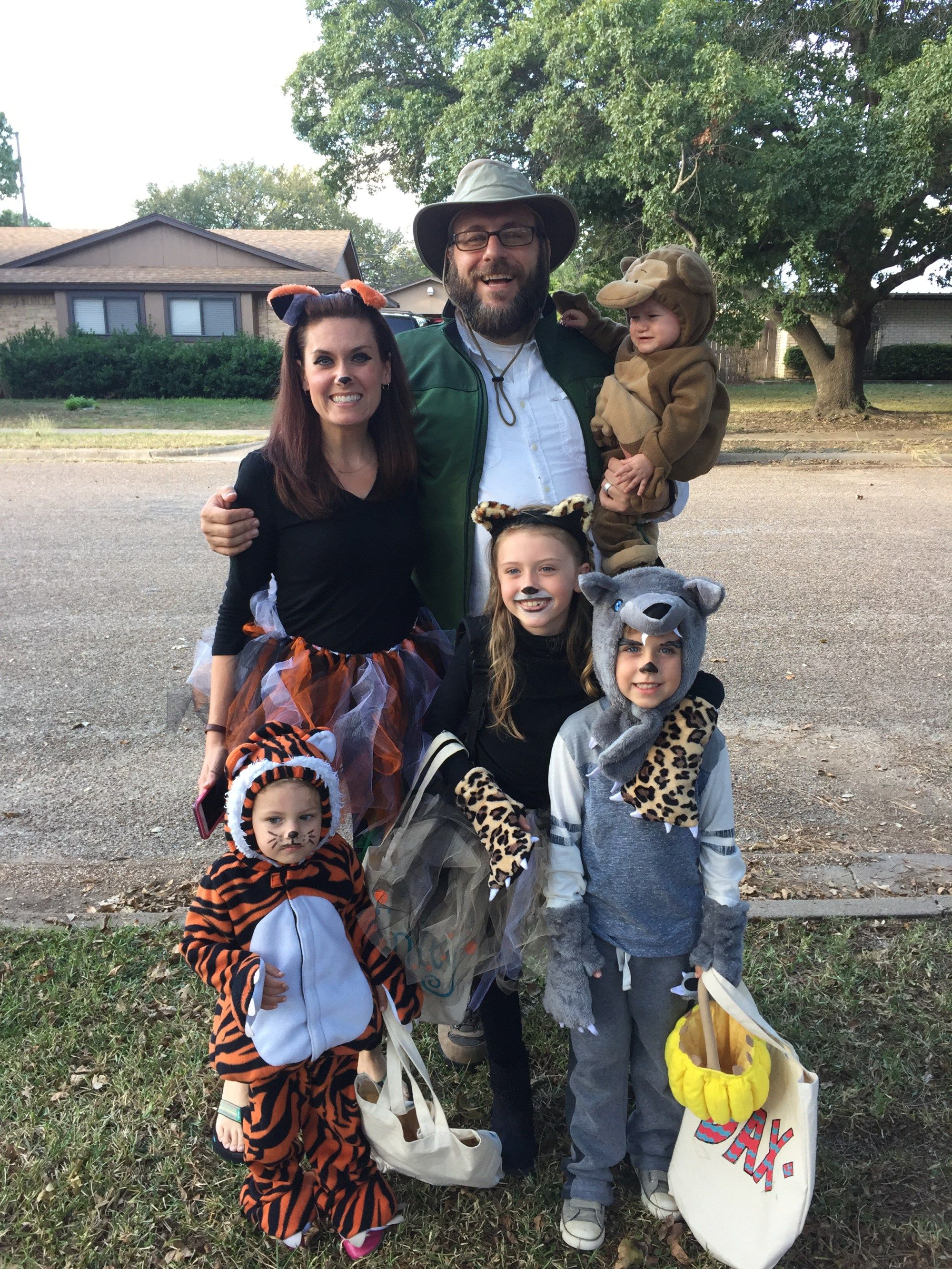 Halloween Costumes for Big Families Family halloween costumes, Halloween costumes for work