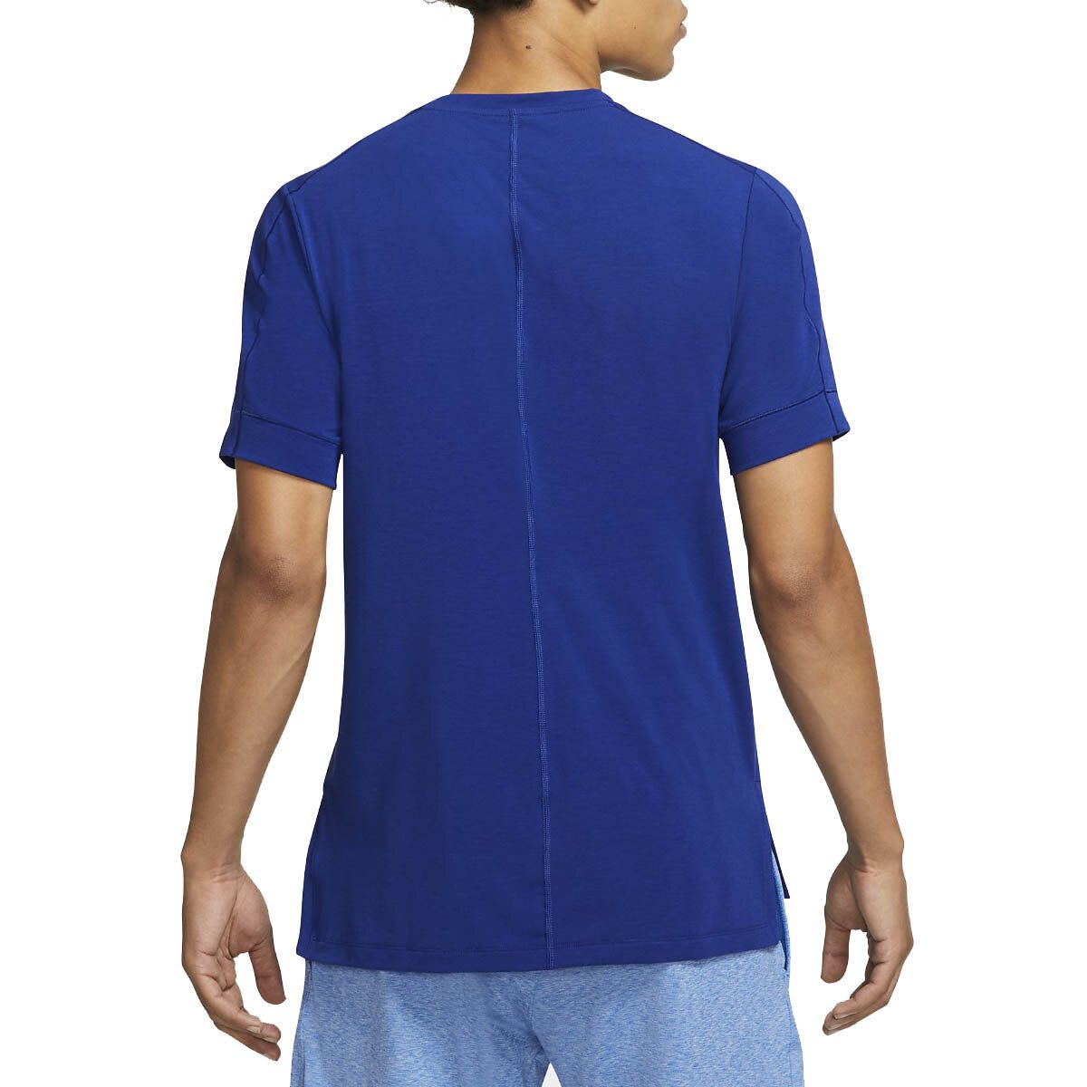 La remera nike yoga dri-fit se siente suave y liviana para brindar una comodidad que dura más allá de la alfombra. con un montón de dobladillos elásticos y abiertos, puedes moverte libremente desde la postura 1 hasta el final. Yoga, Button Down Shirt, Men Casual, Mens Tops, Shirts, Products, Fashion, Hemline, Moda