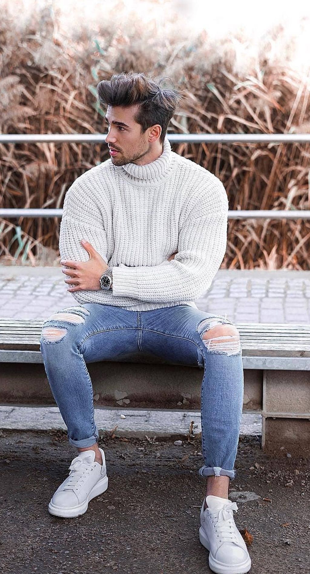 O moletom está sendo uma tendência que está bem forte nos últimos anos, principalmente pela sua versatilidade, ele segue aquela pegada mais streetwear, urbana e muitas das vezes até mais esportivas mesmo, ou seja, combinações perfeitas. Mens Fashion Sweaters, Sweater Fashion, Fashion Pants, Men Sweater, Turtleneck Sweater, Sweater Outfits Men, Fashion Music, Fashion Socks, Fashion Outfits
