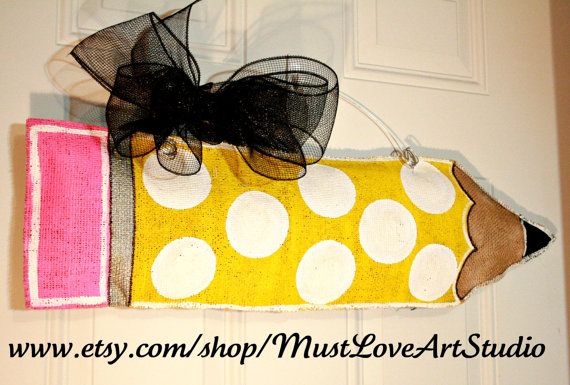 How to make burlap door signs. She shows for school, but can apply to other shapes. Burlap Projects, Burlap Crafts, Craft Projects, Burlap Decorations, Diy Burlap, Craft Ideas, Painted Burlap, Burlap Art, Preschool Ideas