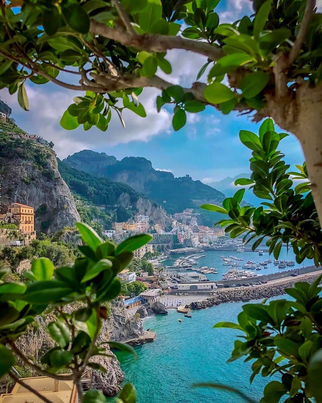 8,134 "Μου αρέσει!", 60 σχόλια - Amalfi Coast Italy (@amalficoast_italy) στο Instagram: "Dream views over the coast in #amalfi tag your special one ☝️ in comments! Artist @rozaberg…" Amalfi Coast Holidays, Amalfi Coast Tours, Amalfi Coast Italy, Italy Holidays, Italy Vacation, Vacation Places, Dream Vacations, France Travel, Europe Travel