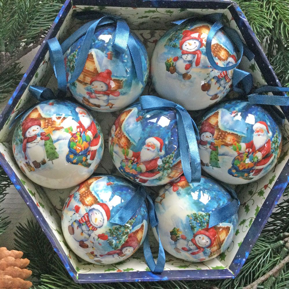 Julgranskulor i blått med jultomtar och snögubbar. Fina julkulor i polyfoam och papper. I fin