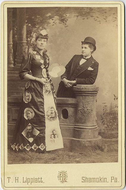 LOVE THE COSTUME Vintage Lesbian, Vintage Couples, Vintage Circus, Vintage Ladies, Photographs Of People, Vintage Photographs, Vintage Photos, Victorian Fancy Dress, Victorian Parlor
