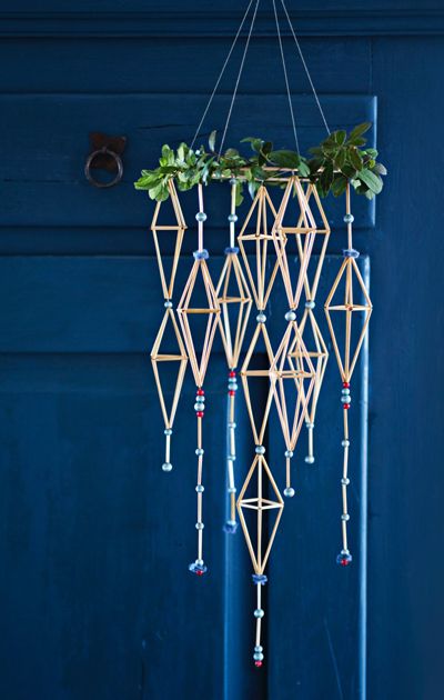 Ennen himmeli koristi tupaa joulusta juhannukseen, jolloin se lopulta poltettiin. Katso ohje, joilla moderni himmeli onnistuu! Bohemian Christmas, Nordic Christmas, Modern Christmas, Christmas Decor Diy, Christmas Ornaments, Diy Arts And Crafts, Diy Crafts, Himmeli Diy, Straw Crafts