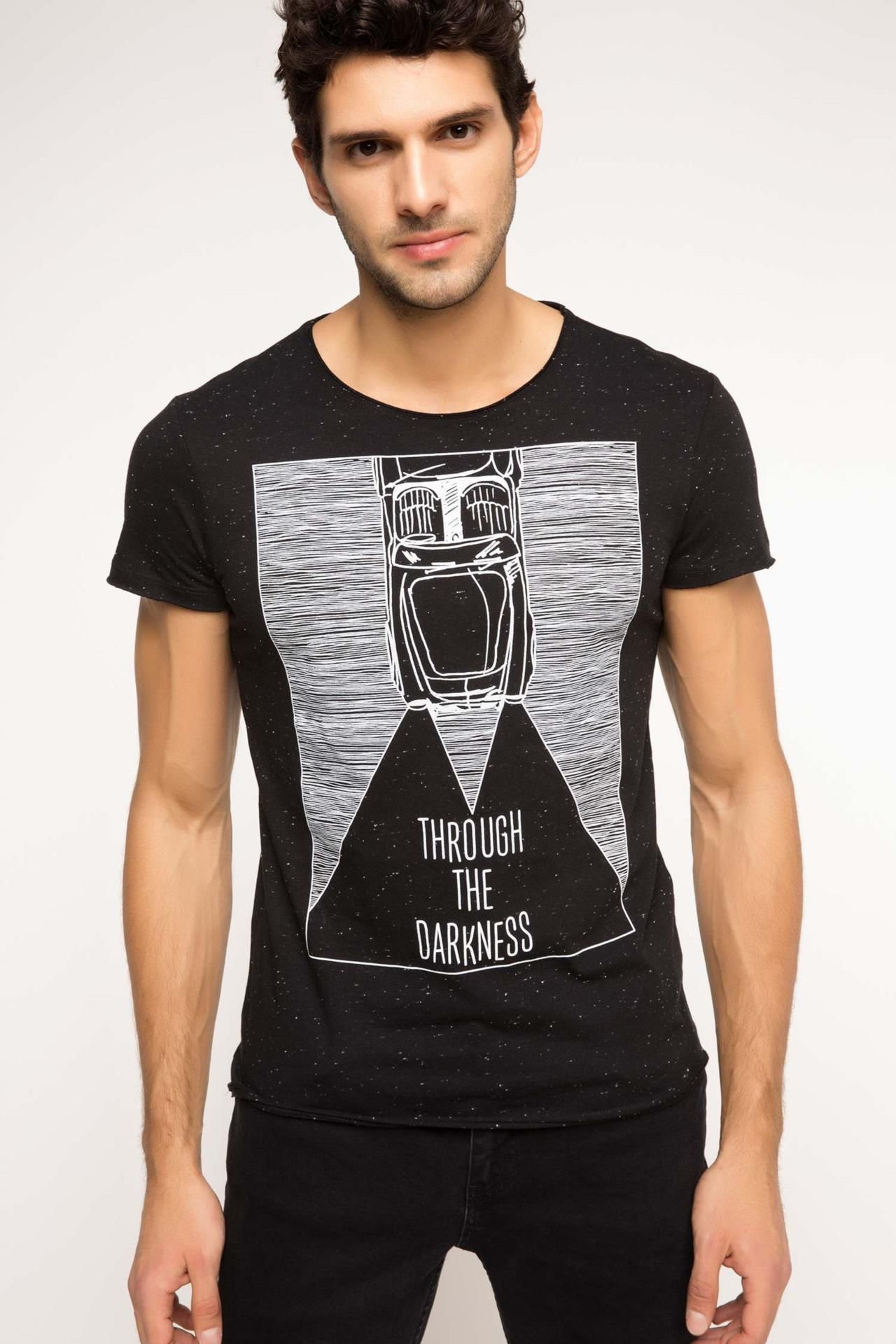 Defacto Marka Nopeli Baskili T Shirt Trend Baskilari Ve Dar Kesim Modeliyle Cabasiz Sikligi Bu T Shirt Ile Yasa Mens Tops Mens Tshirts T Shirt