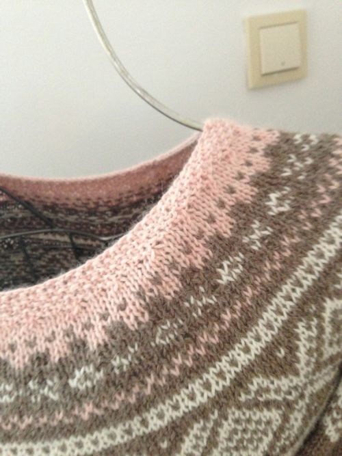 Hei :) Her kommer ett innlegg fra meg . Litt tid mellom hver gang . Har strikket en Marius genser... Baby Girl Knitting Patterns, Fair Isle Knitting Patterns, Crochet Scarf, Knitted Scarf, Norwegian Knitting, Nordic Sweater, Shetland Wool, Knitting Projects, Knitted Sweaters