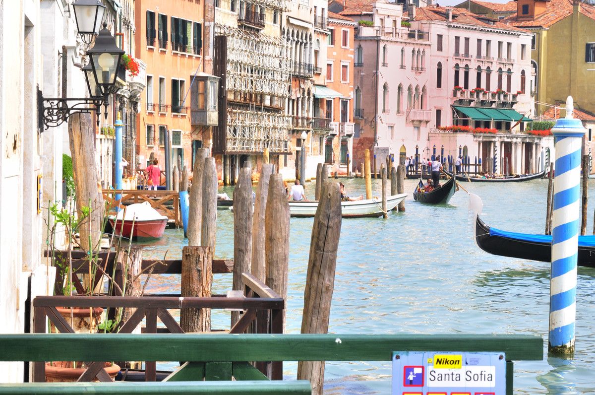 ヴェネツィアとその潟 ヴェネツィアは イタリア共和国北東部に位置する都市 ベネチアは 中世以来 貿易の中継地として栄え アドリア海の女王 とうたわれる美しい都市に発展した The Water Streets Of Venice Are Canals Which Are Navigat イタリア旅行