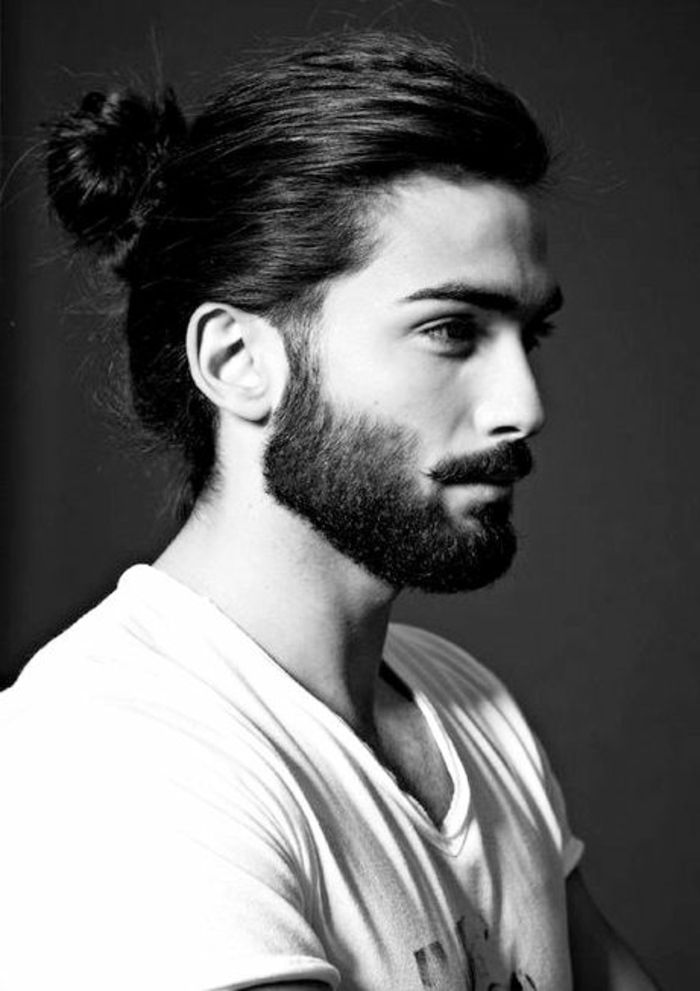 barbas-modernas-pelo-largo-sujetado-foto-blanco-y-negro-camiseta-blanca ...