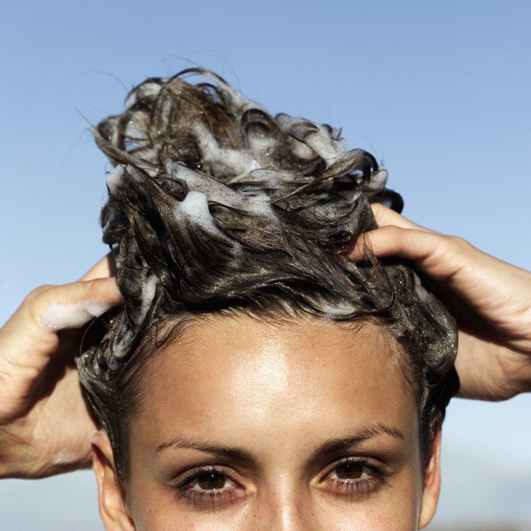 como lavar cabelos corretamente Curly Hair Care, Curly Hair Styles, Natural Hair Styles, Curly Girl, Oily Hair, Hair Skin, Oily Scalp, Itchy Scalp, How To Make Shampoo