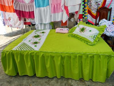 Olá! Seja muito bem vindo... aqui você vai encontrar um pouco do nosso jeito artesão de ser... espero que gostem do nosso cantinho de criatividade para o seu lar e para você. Beijos. Interessados nos produtos entre em contato conosco pelo fone (75) 8804-4644 / (75) 9114-3656 ou Email atelie.adcc@hotmail.com Bedroom Vintage, Home Room Design, House Rooms, Bed Spreads, Bed Sheets, Christmas Tree Skirt, Toddler Bed, Pillow Covers, Curtains