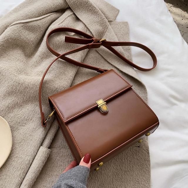 Brand Name: LEFTSIDEShape: FLAPHandbags Type: Shoulder BagsTypes of bags: Shoulder & Crossbody BagsOrigin: CN(Origin)Main Material: PUClosure Type: HaspHardness: SOFTExterior: Open PocketStyle: FashionModel Number: 0Lining Material: PolyesterOccasion: VersatileGender: WOMENPattern Type: SolidNumber of Handles/Straps: SingleInterior: Cell Phone PocketDecoration: NoneItem Type: Handbags