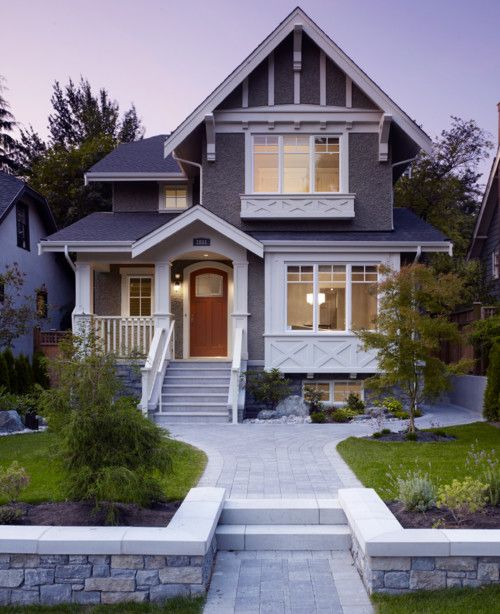 13 Houses with Great Curb Appeal - Town & Country Living Craftsman Cottage, Craftsman Style Homes, Ranch Style Homes, Modern Craftsman Exterior, Ranch Homes, Stucco Exterior, Exterior Design, Traditional Exterior, Dream House Exterior