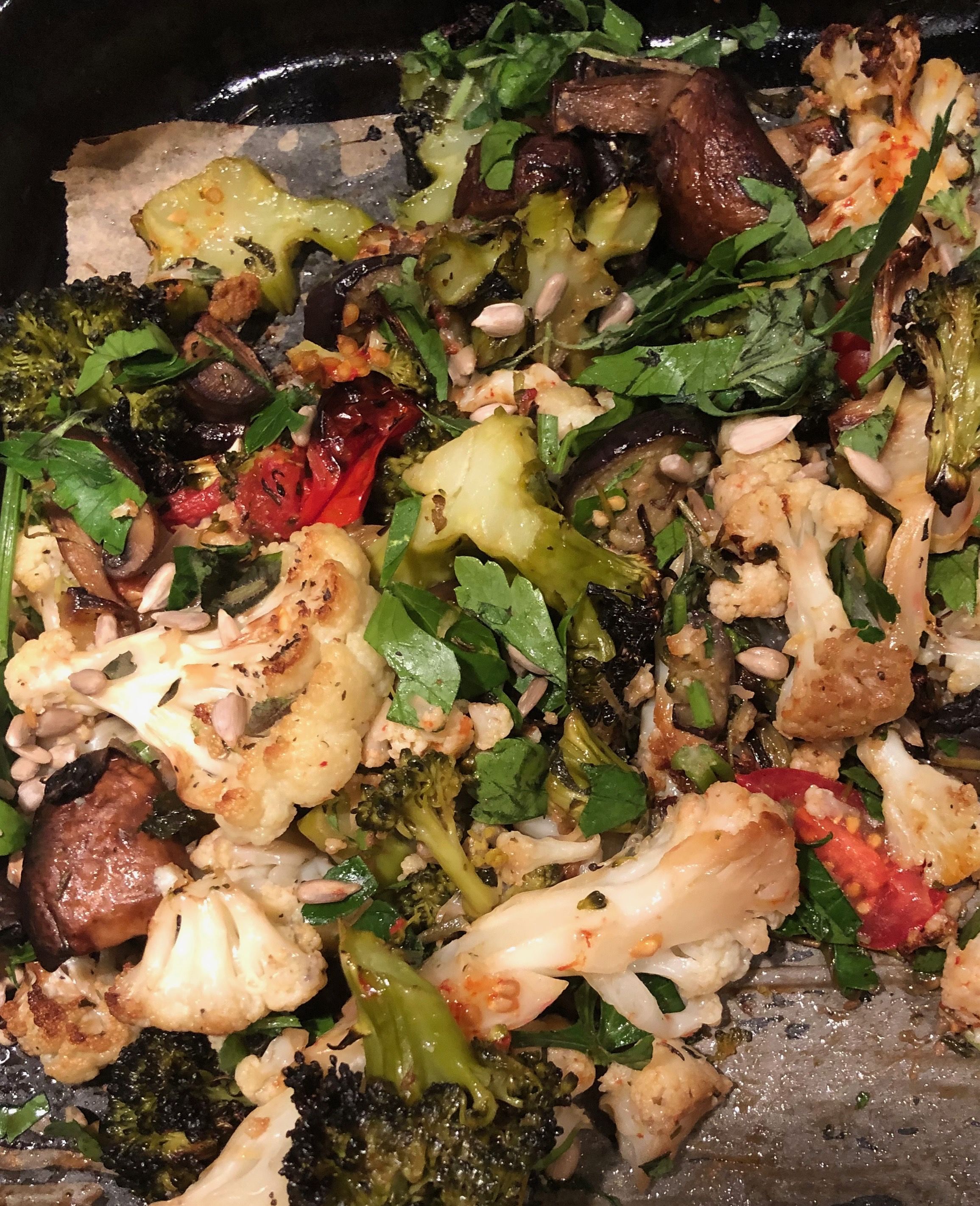 Blomkal Broccoli Farsk Gullok Champinjoner Tomater Aubergine Med Olja Och Salt I Ugn Citron Oregano Fron Och Persilja Efterat Middag Champinjoner Broccoli