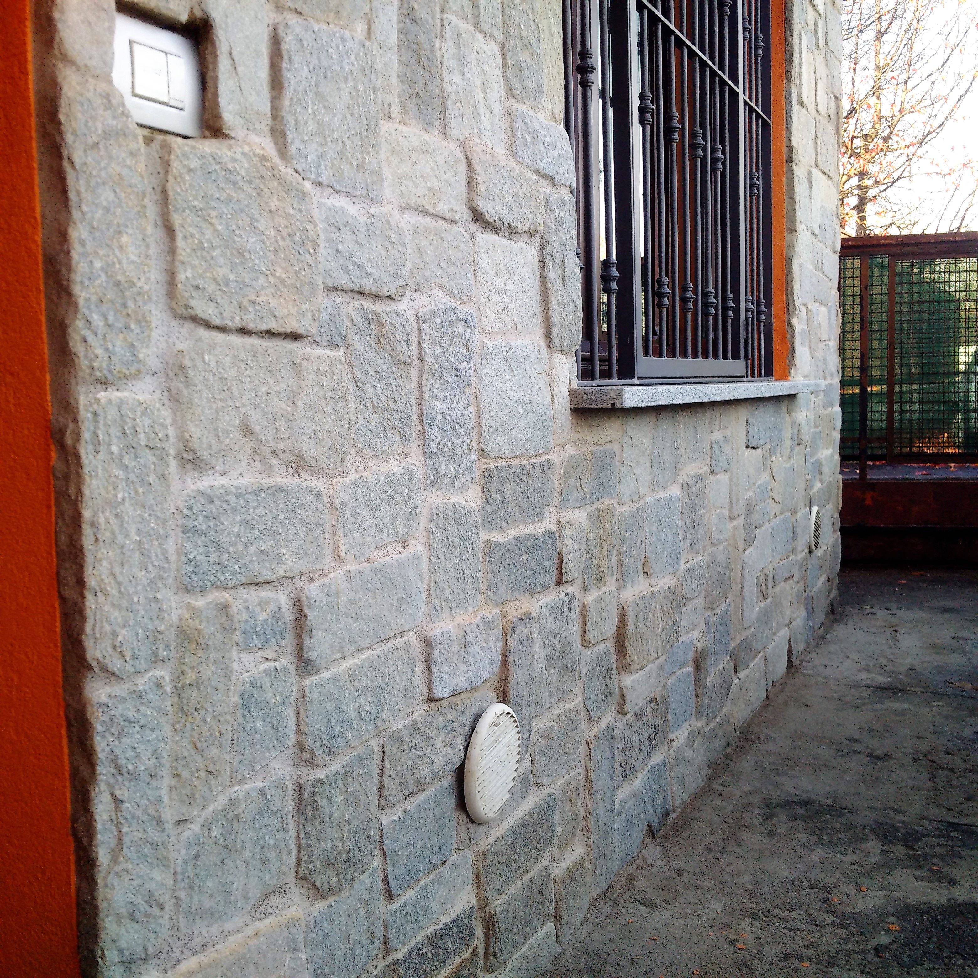 Rivestimento di pietra in facciata esterna casa privata lago di ... Facciata casa in pietra